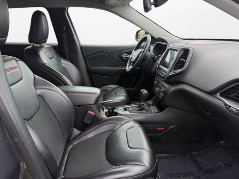 Used 2019 Jeep Cherokee Trailhawk w/ Cold Weather Group image 15