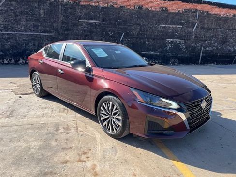 Used 2025 Nissan Altima 2.5 SV FWD image 8