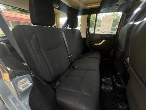 Used 2015 Jeep Wrangler Unlimited Sahara AWD/4WD image 12