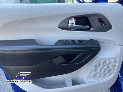 Used 2021 Chrysler Pacifica Touring-L image 15