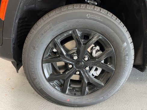 New 2025 Jeep Grand Cherokee Altitude image 25