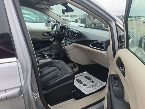 Used 2018 Chrysler Pacifica Touring-L FWD image 27