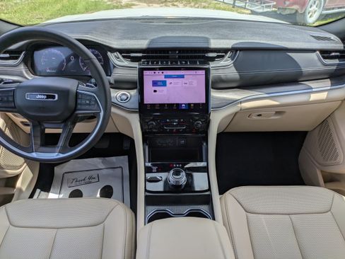 Used 2024 Jeep Grand Cherokee Limited w/ Luxury Tech Group II AWD/4WD image 13