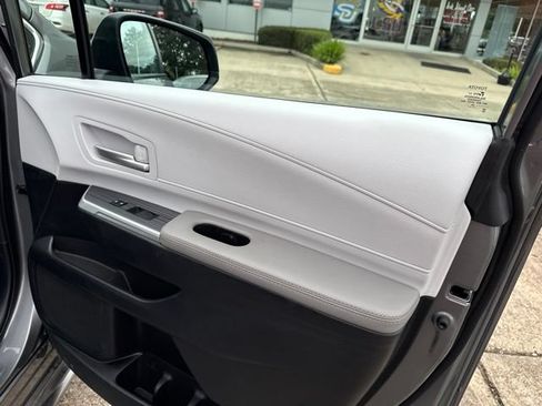 Used 2026 Toyota Sienna XLE FWD image 15