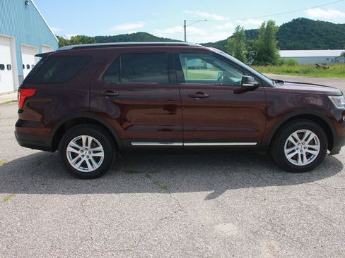 Used 2018 Ford Explorer XLT w/ Equipment Group 202A image 5