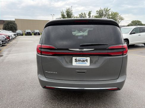 Used 2022 Chrysler Pacifica Touring-L FWD image 6