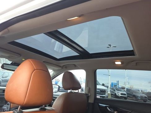 Used 2018 Nissan Rogue SL w/ Premium Package image 14