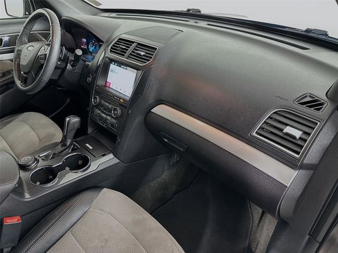 Used 2017 Ford Explorer XLT w/ Equipment Group 202A image 30