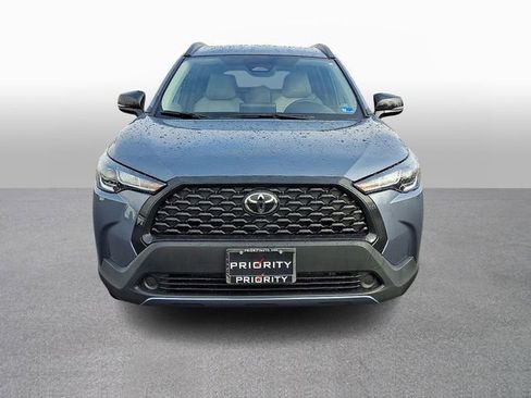 Used 2025 Toyota Corolla Cross LE image 2