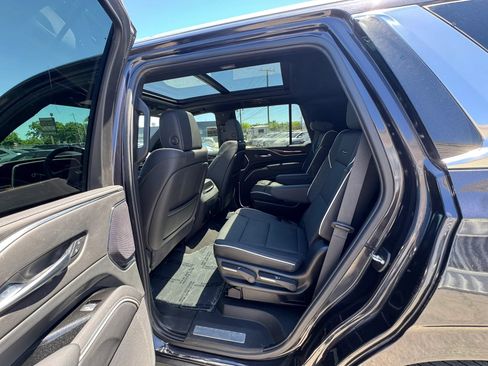 Used 2024 Cadillac Escalade Premium Luxury AWD/4WD image 19