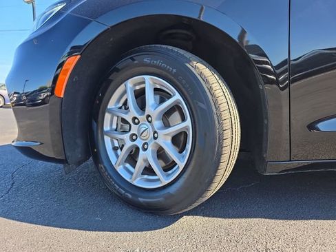 Used 2024 Chrysler Pacifica Touring-L image 37