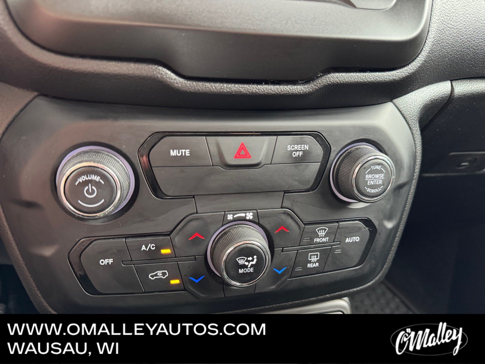 Used 2020 Jeep Renegade Latitude w/ Cold Weather Group AWD/4WD image 21
