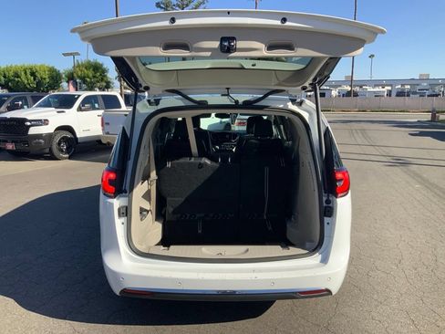 Certified 2024 Chrysler Pacifica Touring-L FWD image 7