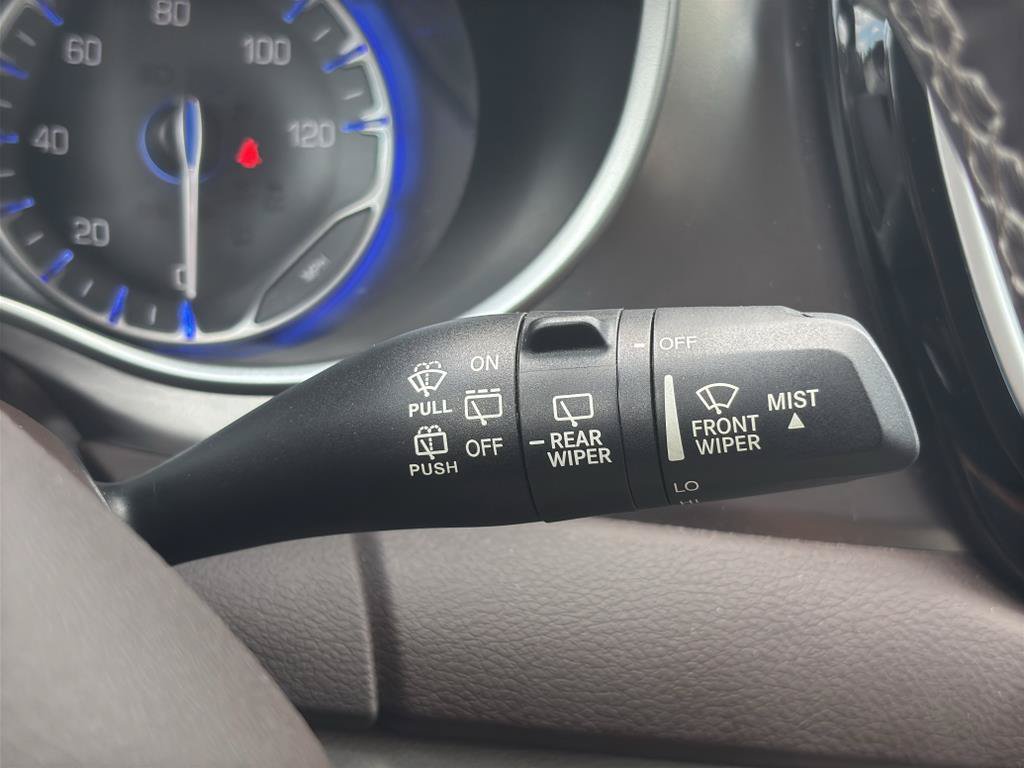 Used 2017 Chrysler Pacifica Touring-L w/ Tire & Wheel Group FWD image 11