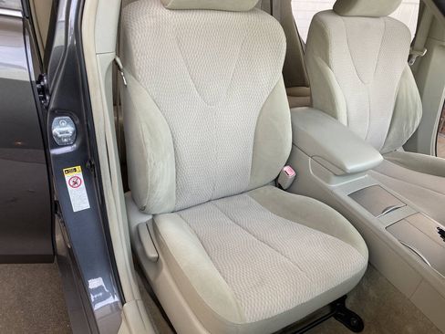 Used 2011 Toyota Camry LE FWD image 32