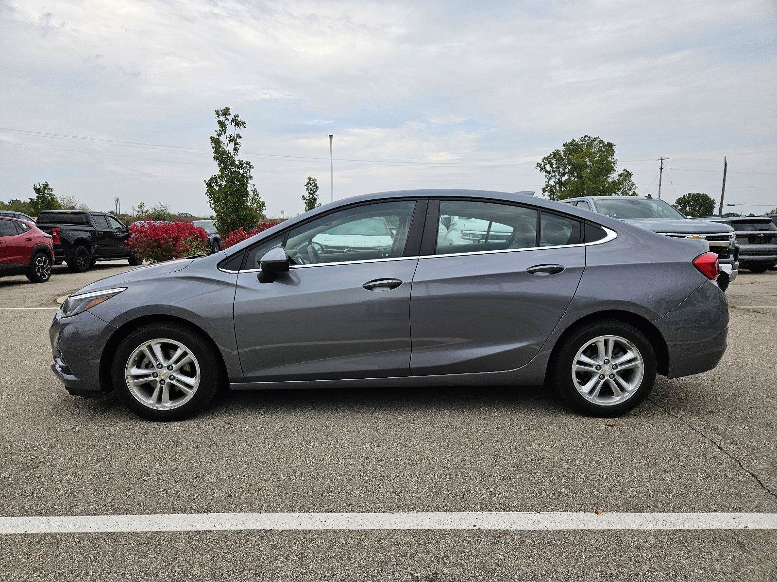Used 2018 Chevrolet Cruze LT w/ Sun And Sound Package FWD image 4