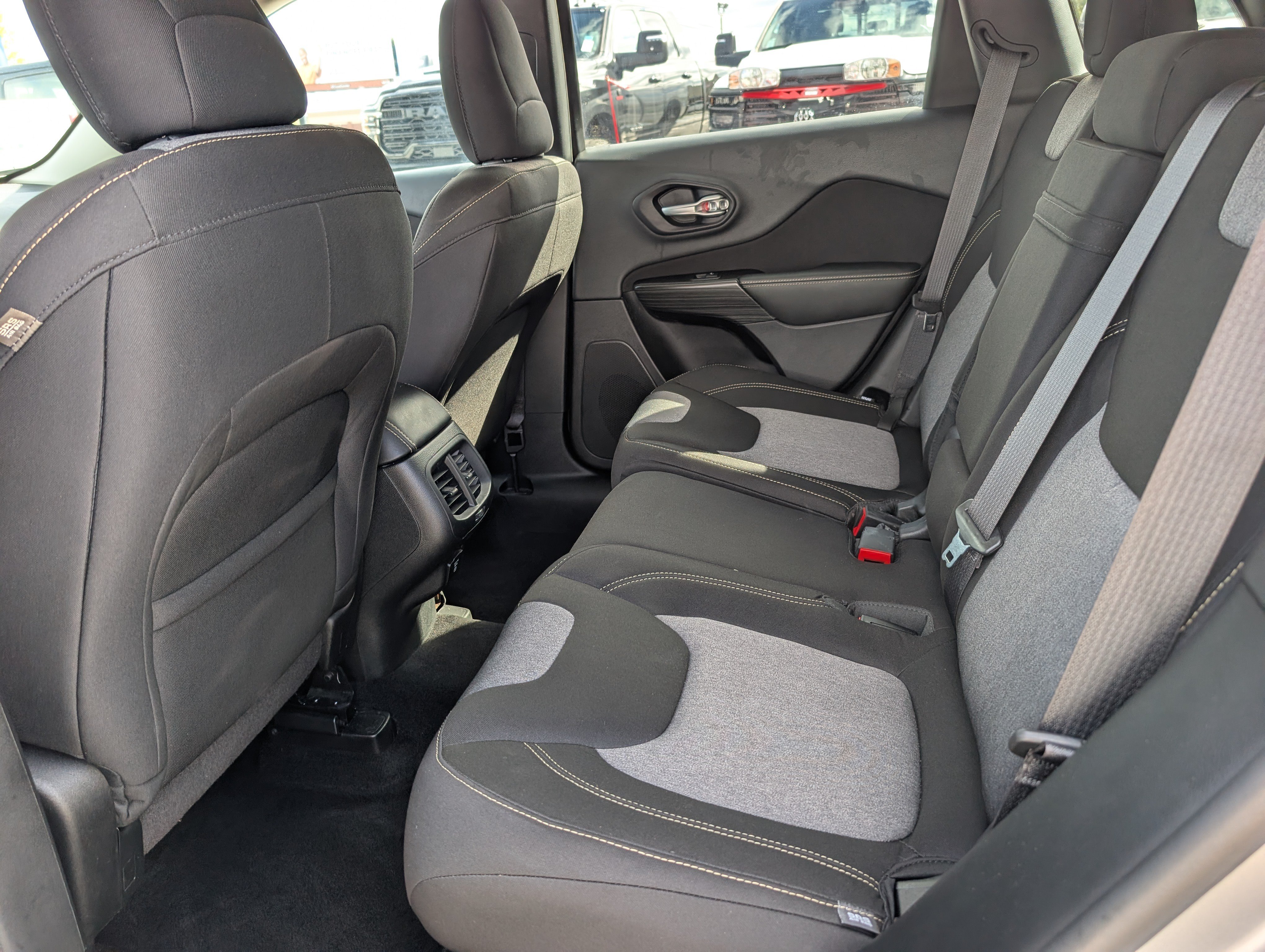 Used 2014 Jeep Cherokee Latitude AWD/4WD image 14