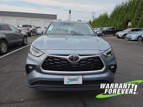 Used 2021 Toyota Highlander XLE AWD/4WD image 2