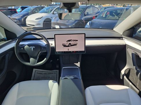 Used 2022 Tesla Model Y Long Range image 14