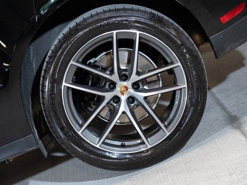 Certified 2026 Porsche Macan AWD/4WD image 10
