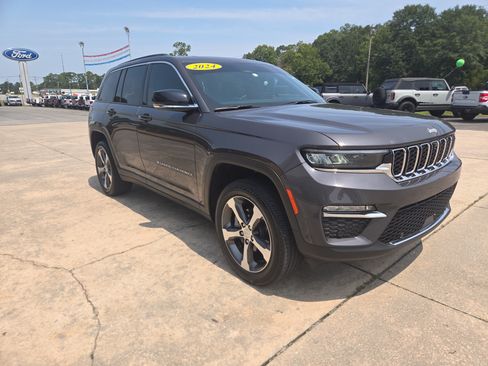 Used 2024 Jeep Grand Cherokee Limited w/ Luxury Tech Group II RWD image 4