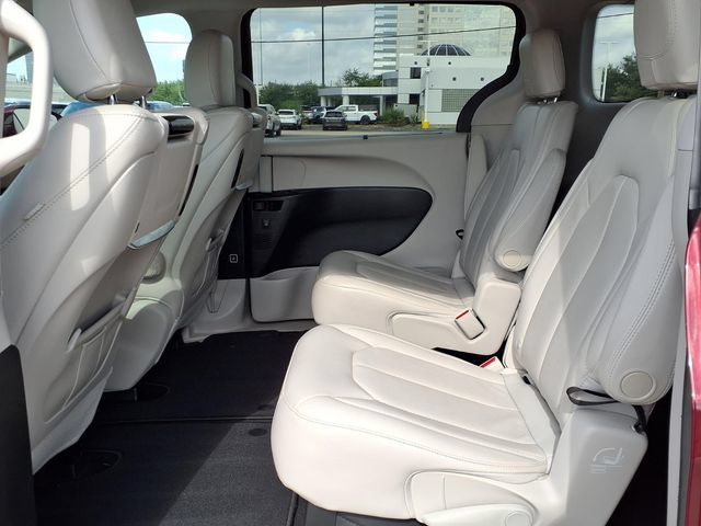 Used 2017 Chrysler Pacifica Touring-L Plus w/ Advanced Safetytec Group FWD image 5