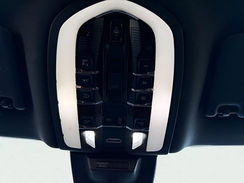 Used 2021 Porsche Macan image 24