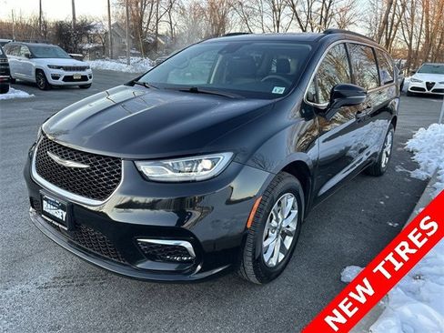 Certified 2022 Chrysler Pacifica Touring-L image 4