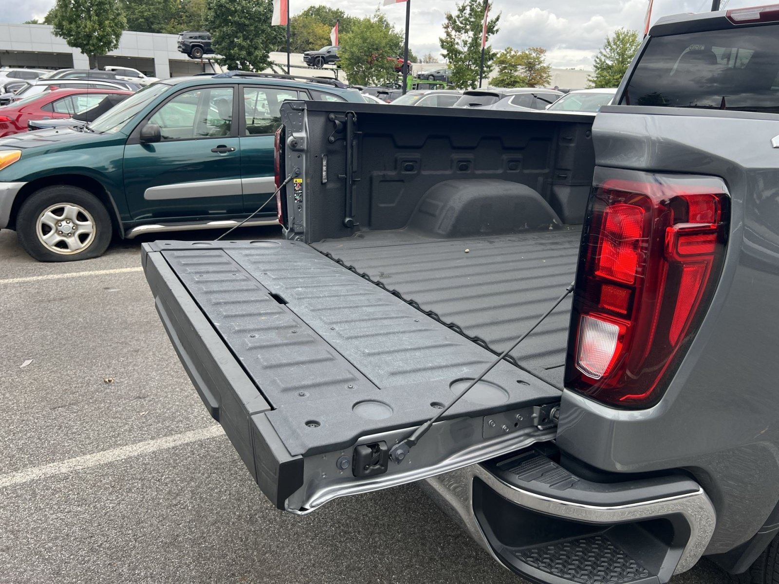Used 2022 GMC Sierra 1500 SLE AWD/4WD image 25