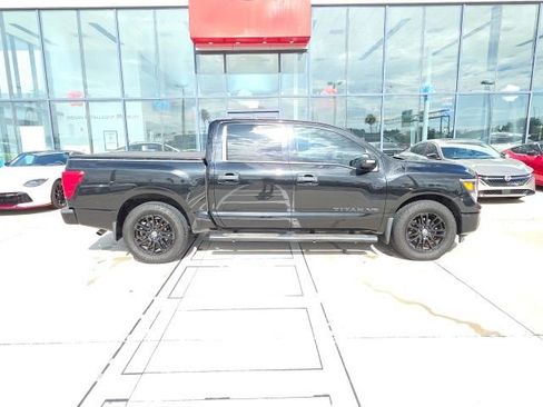 Used 2018 Nissan Titan SV w/ SV Convenience Package RWD image 3