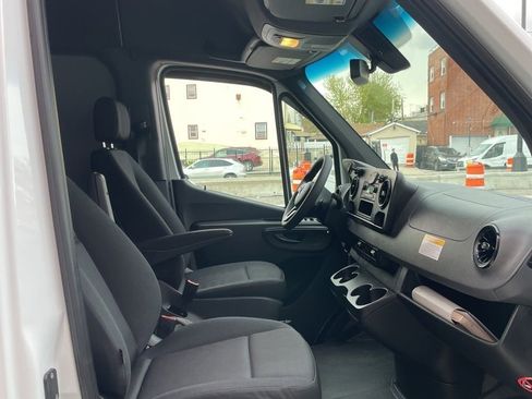 Used 2022 Mercedes-Benz Sprinter 2500 image 6