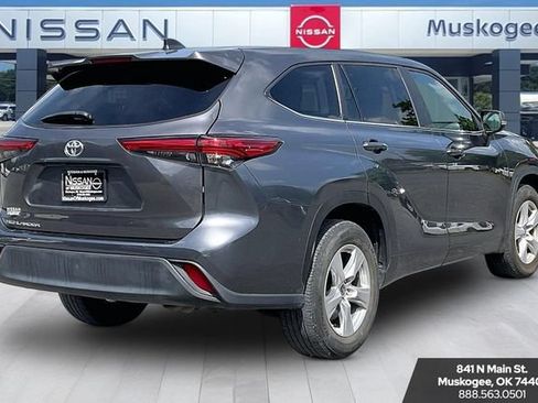 Used 2023 Toyota Highlander L FWD image 5