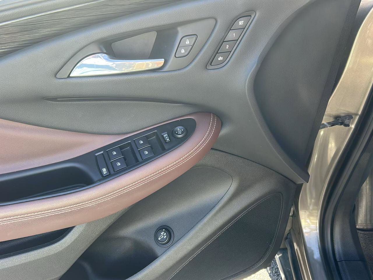 Used 2018 Buick Envision Essence w/ LPO, Interior Luxury Package FWD image 13