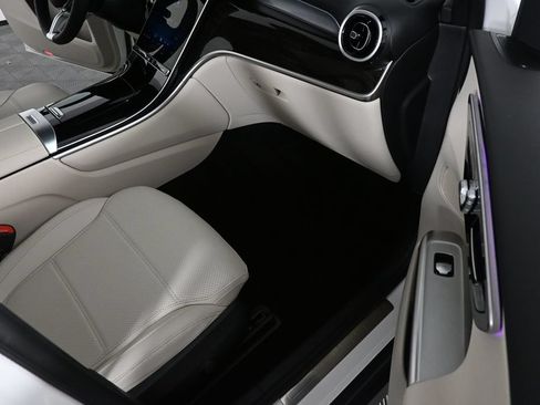 Used 2025 Mercedes-Benz GLC 300 image 22