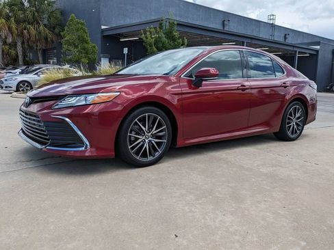 Used 2021 Toyota Camry XLE w/ Navigation Package FWD image 9