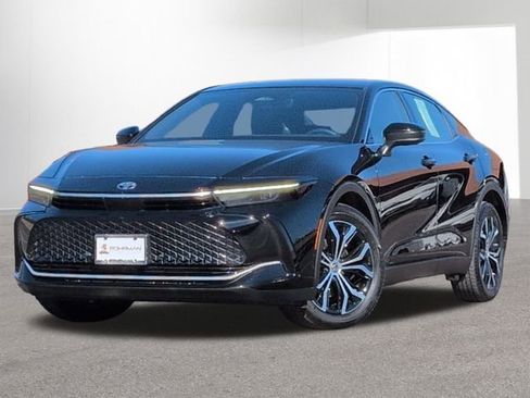 Used 2023 Toyota Crown XLE image 1