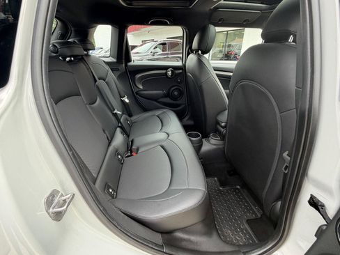 Used 2022 MINI Cooper 4-Door Hardtop w/ Premium Package FWD image 30