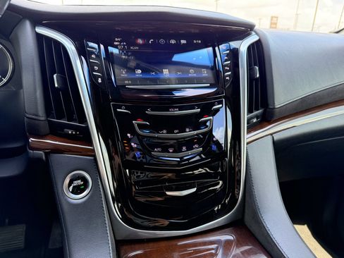Used 2019 Cadillac Escalade ESV Luxury RWD image 20