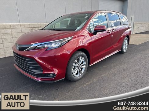 Certified 2025 Toyota Sienna XLE image 1