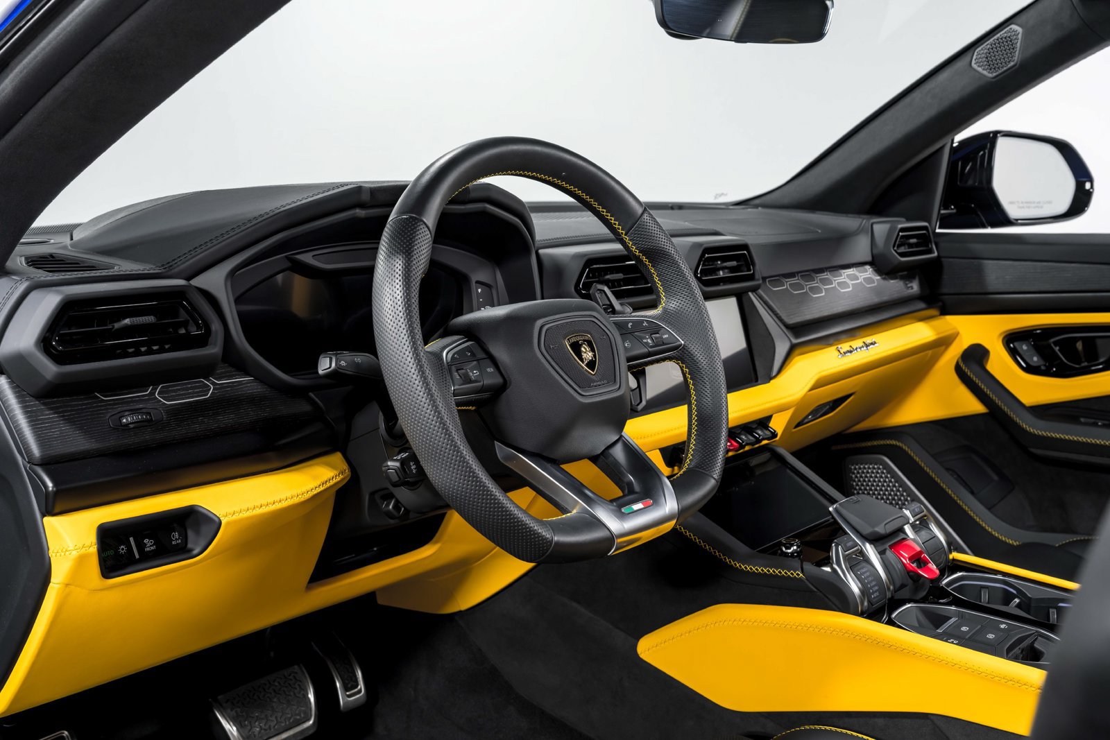 Used 2025 Lamborghini Urus SE AWD/4WD image 13