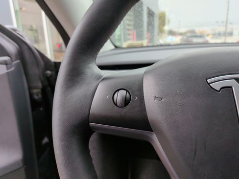 Used 2023 Tesla Model Y Long Range image 19