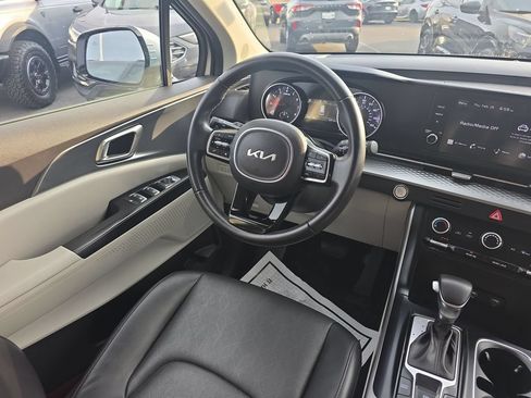 Used 2023 Kia Carnival LX FWD image 19