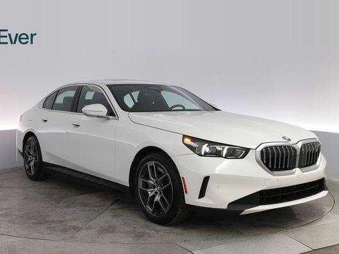 Used 2024 BMW i5 eDrive40i w/ Premium Package RWD image 13
