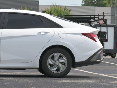 Used 2024 Hyundai Elantra SE FWD image 6