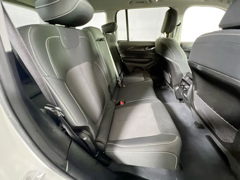 Used 2023 Jeep Grand Cherokee Laredo image 25