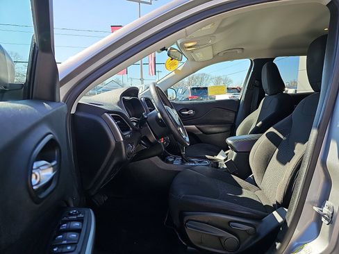 Used 2019 Jeep Cherokee Latitude w/ Popular Appearance Group image 13