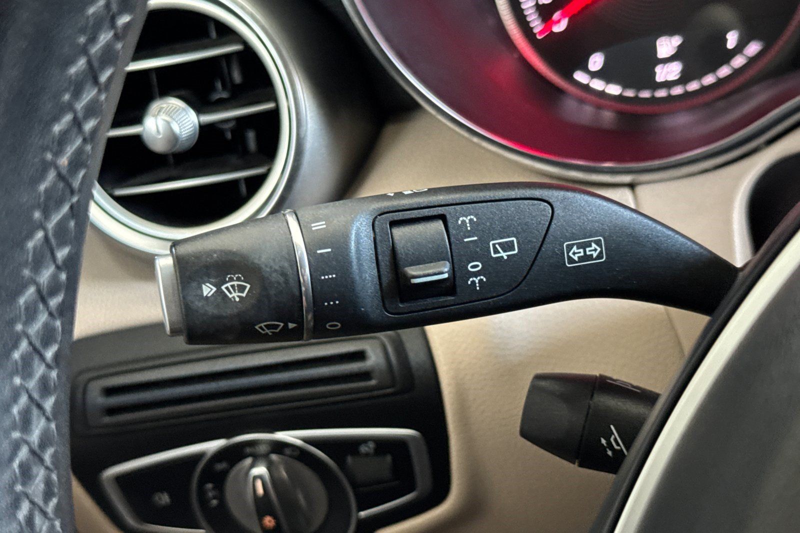 Used 2018 Mercedes-Benz GLC 300 4MATIC image 33