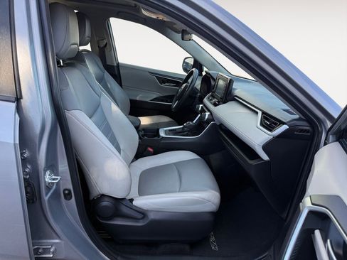 Used 2021 Toyota RAV4 XLE Premium image 15