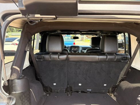 Used 2014 Jeep Wrangler Unlimited Sahara w/ Dual Top Group AWD/4WD image 9
