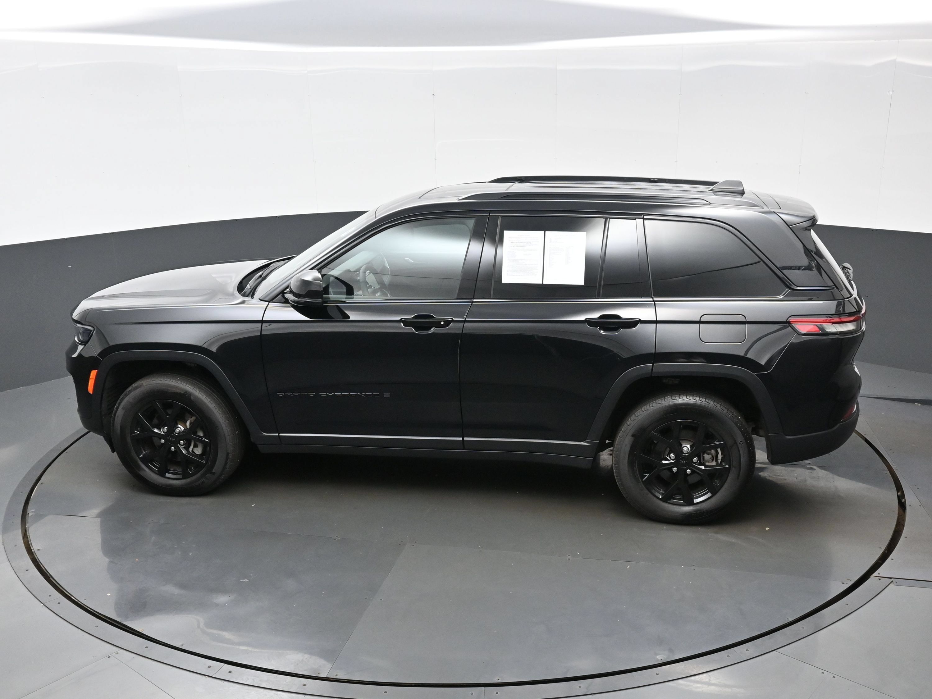Used 2025 Jeep Grand Cherokee Altitude AWD/4WD image 34